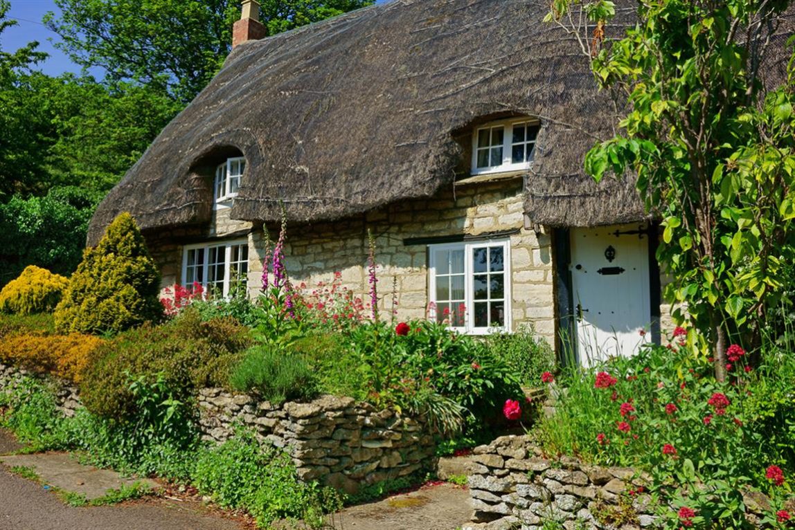 Thatched cottage in the Cotswold
