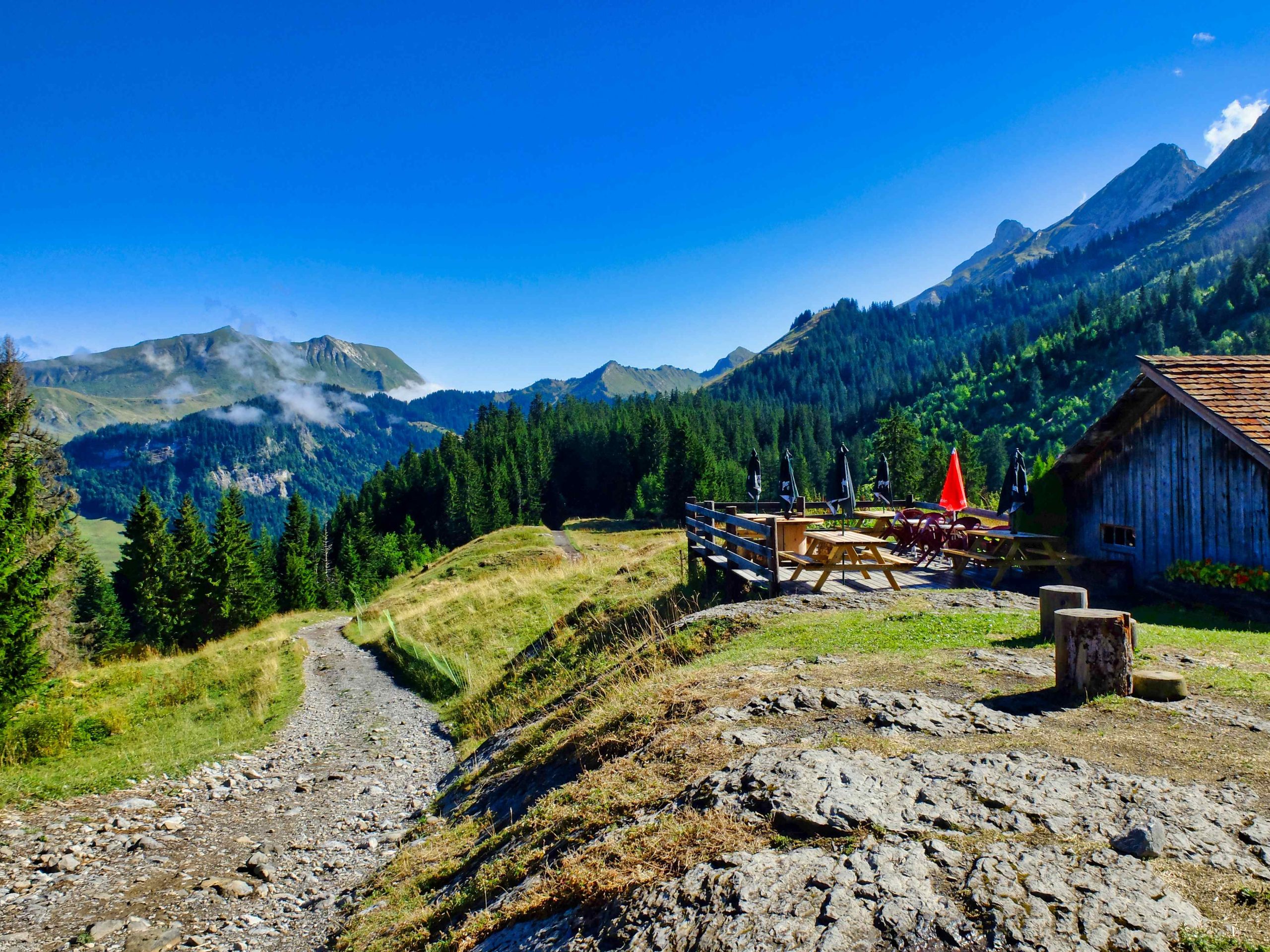 D3-Hikers-in-the-Confins-Paccalys-Chalet-2-Aravis-Alpes-small-scaled