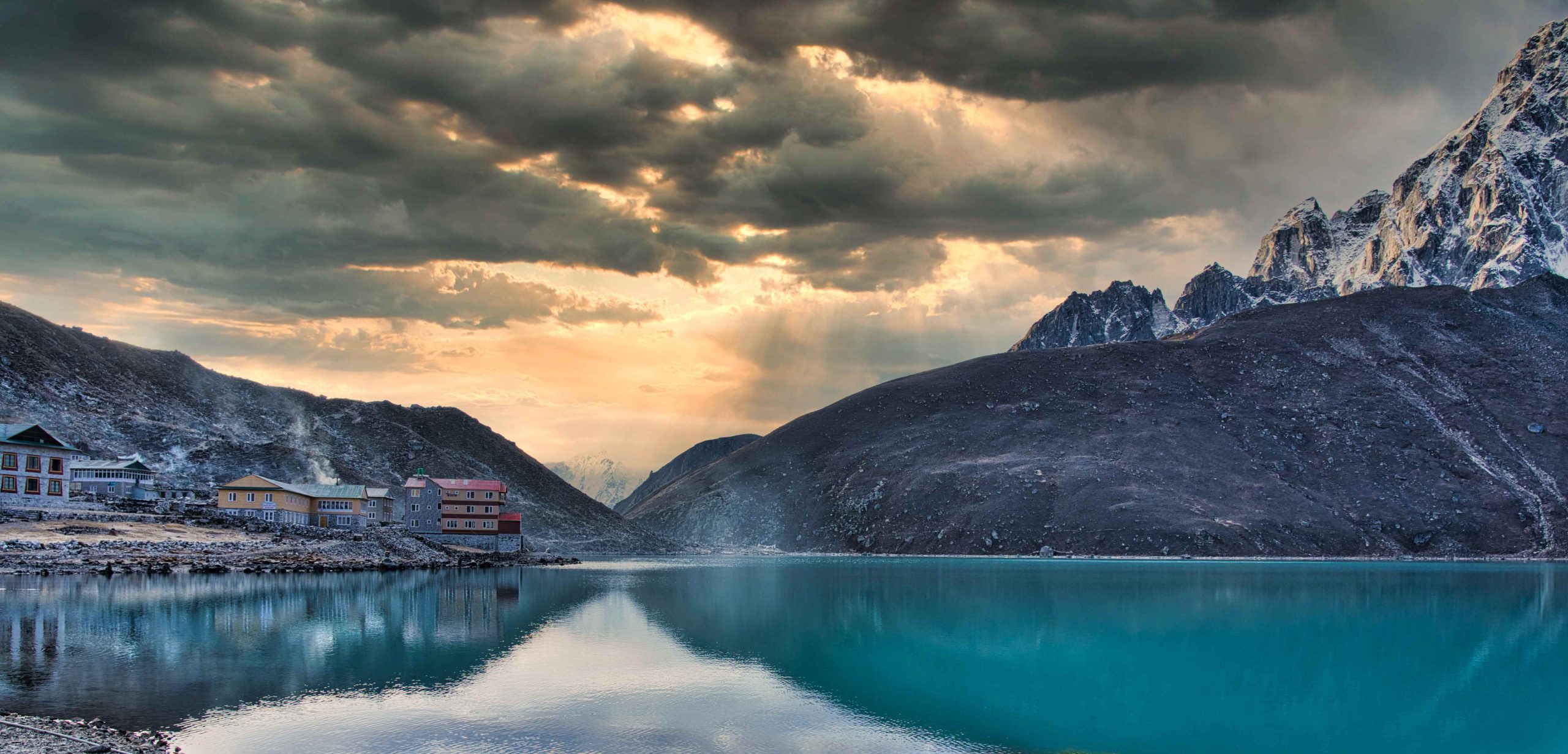 Ground-view-of-Gokyo-over-lake-and-town-scaled