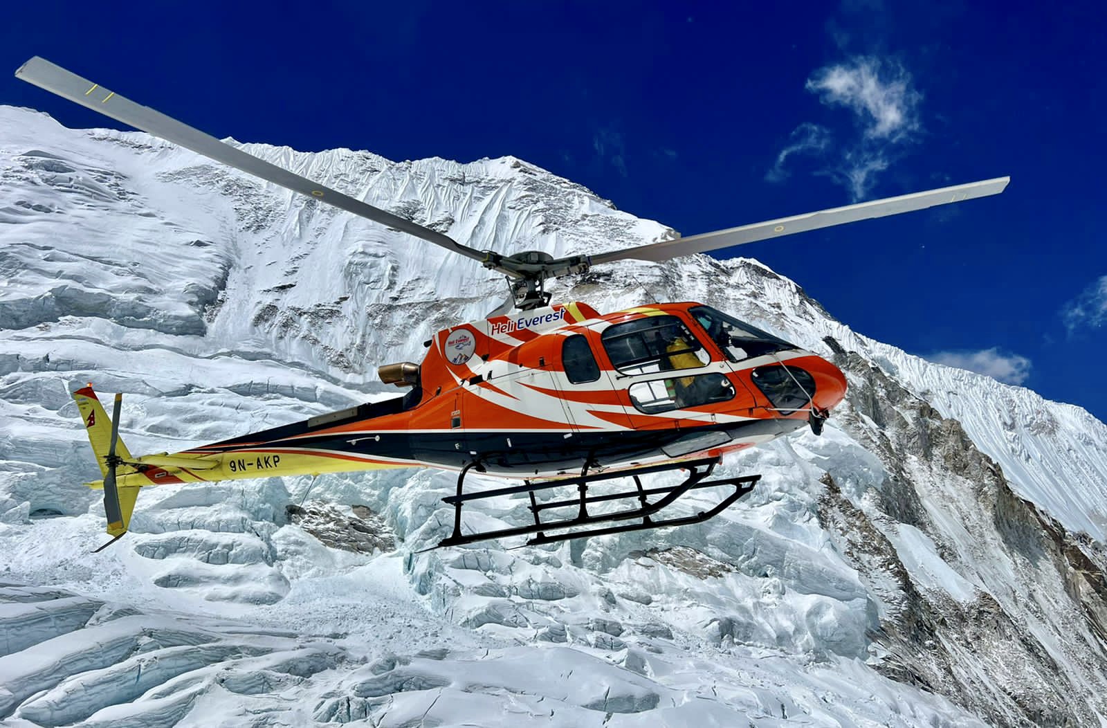 Helicopter-in-the-air-next-to-mountain