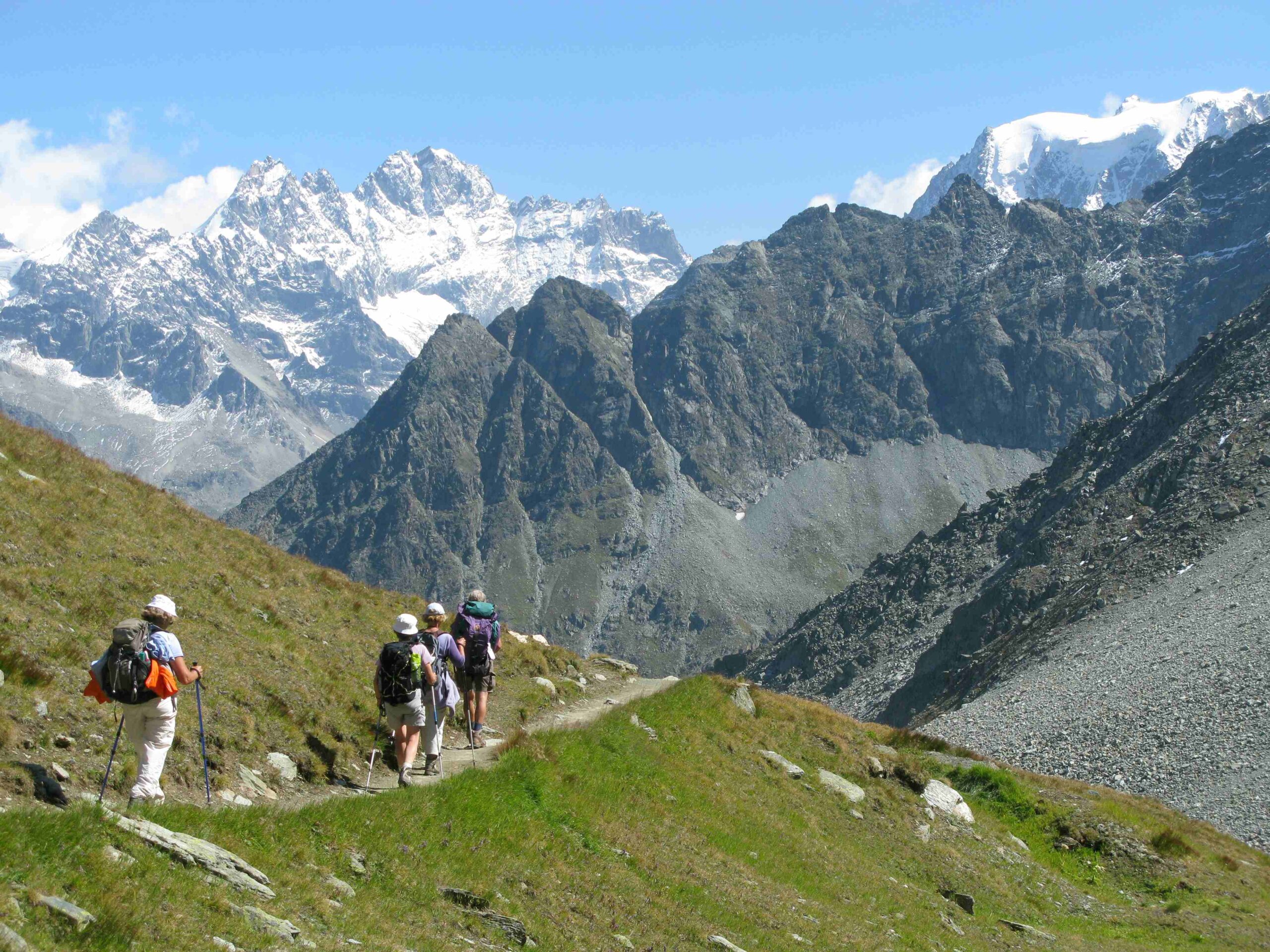 Randonneurs-et-paysage-Arolla-Zermatt-small-scaled