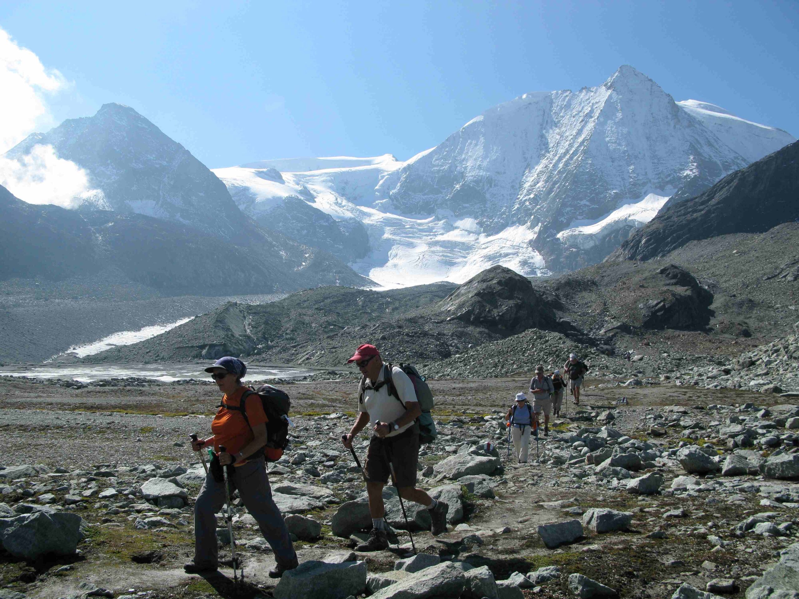 randonneur-a-proximite-dun-glacier-small-scaled